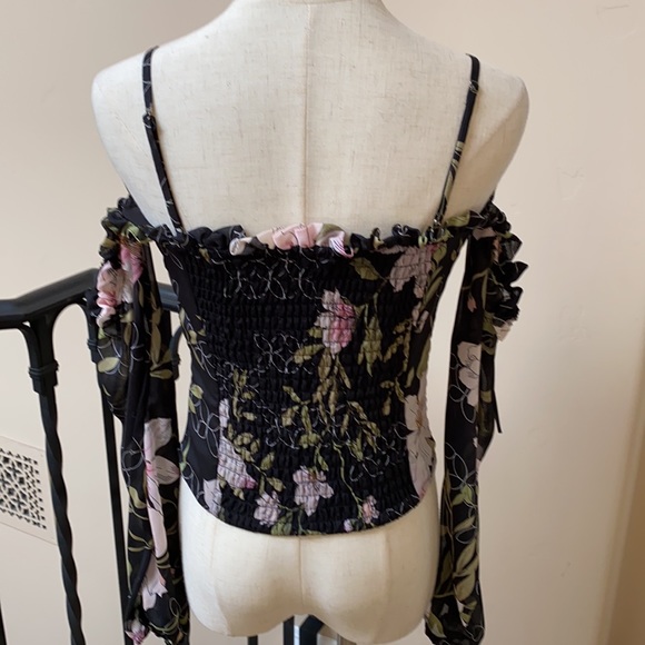 Guess floral blouse. Fitted. Elasticized back. - Picture 3 of 3
